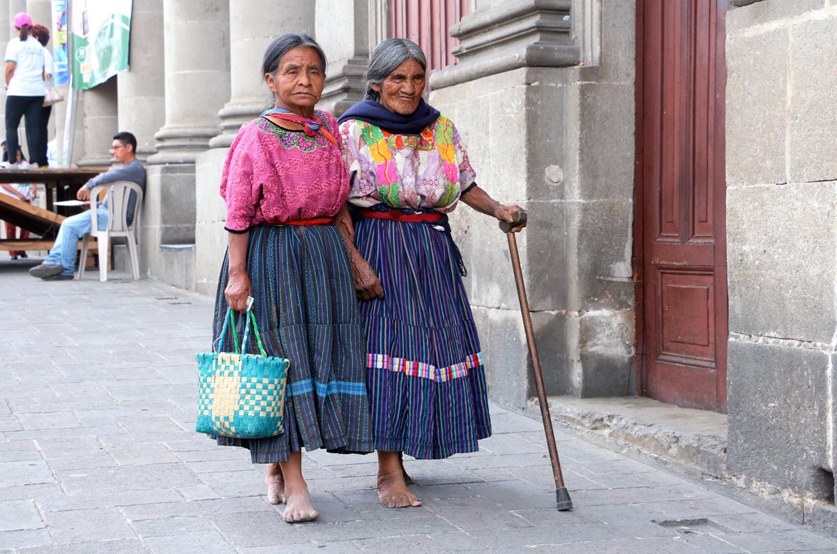 María López junto a su hija piden ayuda en el Parque Central de Xela. (Foto Prensa Libre: Carlos Ventura)