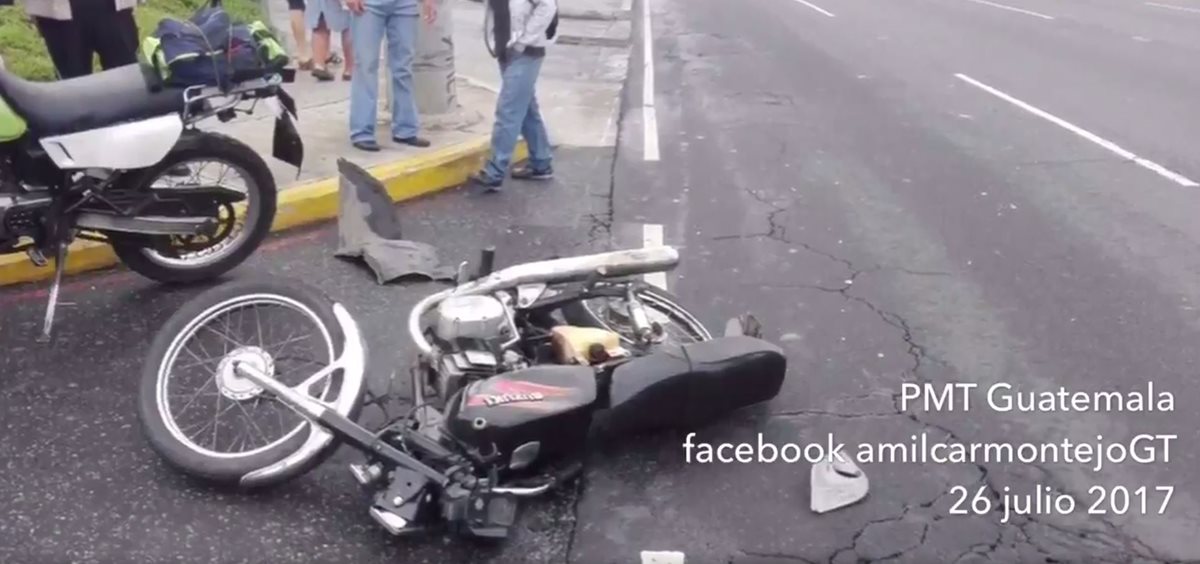 Motocicleta utilizada por supuestos asaltantes en la calzada Roosevelt. (Foto Prensa Libre: Amílcar Montejo)