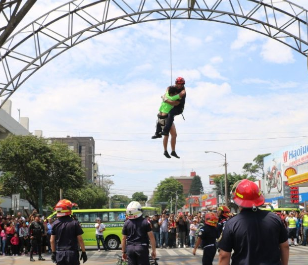 El rescate se efectuó en la Torre del Reformador.(Foto Prensa Libre:Bomberos Municipales)