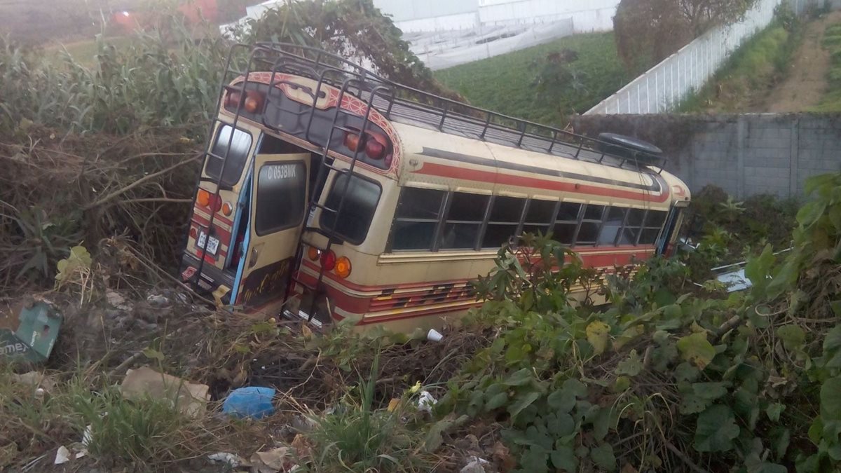 Autobús cae en hondonada luego de chocar con picop en el km 40 de la ruta Interamericana. (Foto Prensa Libre: Víctor Chamalé)