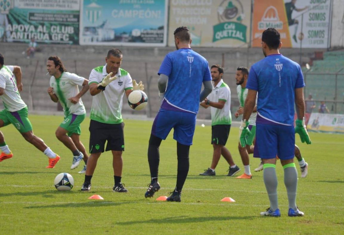 El último juego entre coloniales y cremas terminó 1-1 y se jugó en el estadio Cementos Progreso en la primera vuelta del Apertura 2018. (Foto Prensa Libre: Hemeroteca PL)