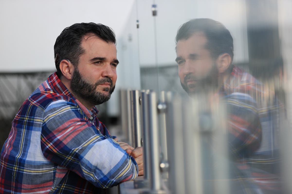 Guido Fernández perdió la vista y el oído al no tratarse a tiempo una otitis. Sin embargo, no se dio por vencido y los ha recuperado parcialmente. Foto Prensa Libre: Carlos Hernández Ovalle.