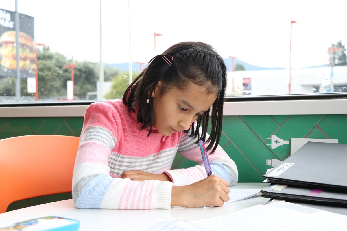 Una de las actividades favoritas de Montserrat Díaz es escribir, tanto sobre sus sueños como cuentos e historias de su inspiración. (Foto Prensa Libre: María José Longo)