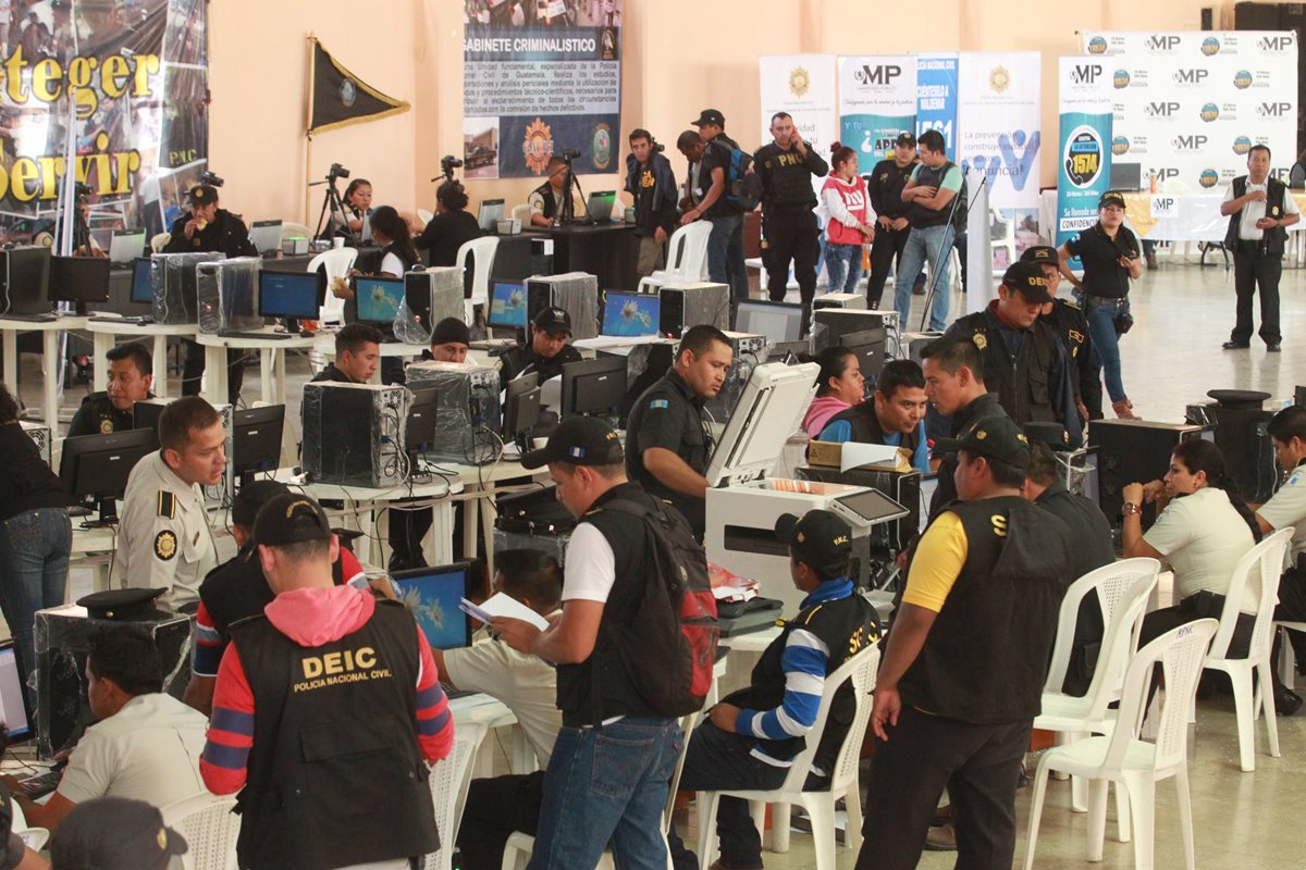 Personal policial documenta a los detenidos en el centro de mando del club de la Policía Nacional Civil. (Foto Prensa Libre: Estuardo Paredes)