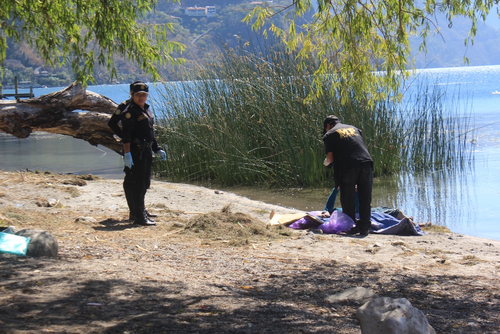 Lugar donde fue localizado el cadáver en Panajachel, Sololá. (Foto Prensa Libre: Ángel Julajuj).