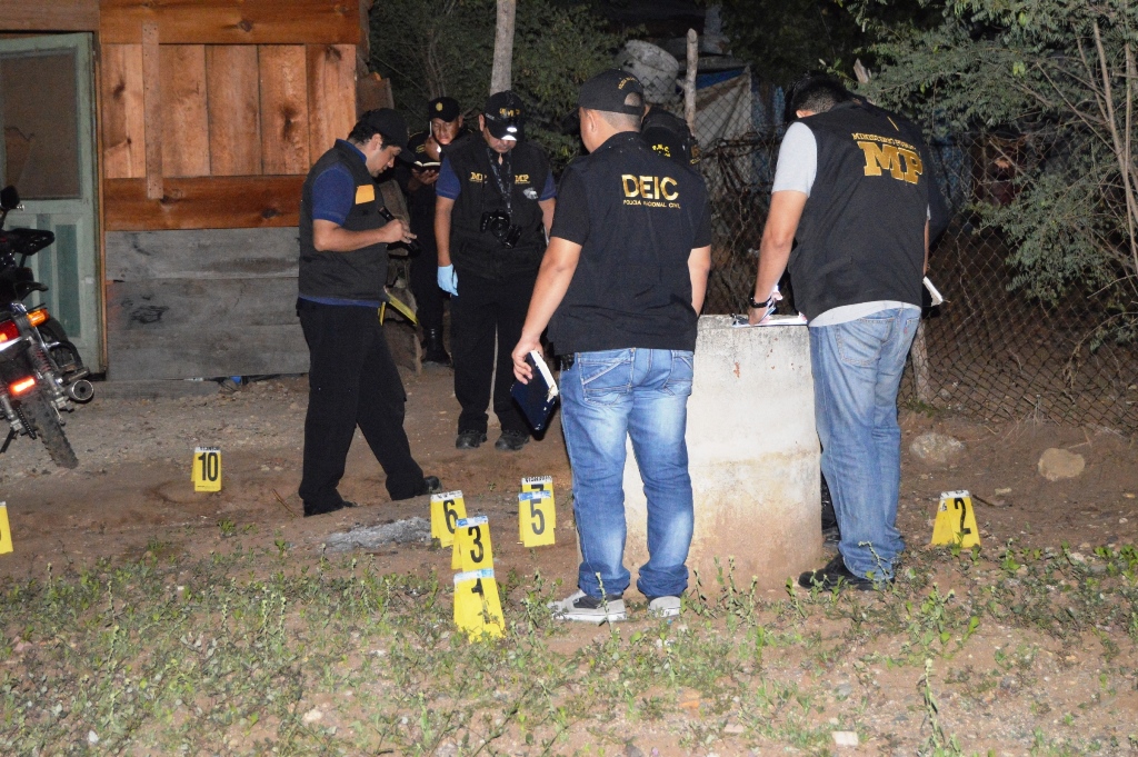 Investigadores inspeccionan el inmueble donde se registró el ataque en la cabecera de Zacapa. (Foto Prensa Libre: Víctor Gómez).