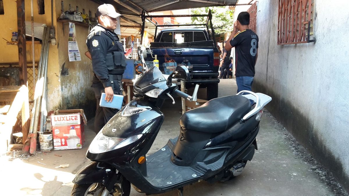 Agentes policiales revisan una vivienda allanada en la cabecera de Retalhuleu, donde recuperaron una motocicleta con reporte de robo. (Foto Prensa Libre: Rolando Miranda)