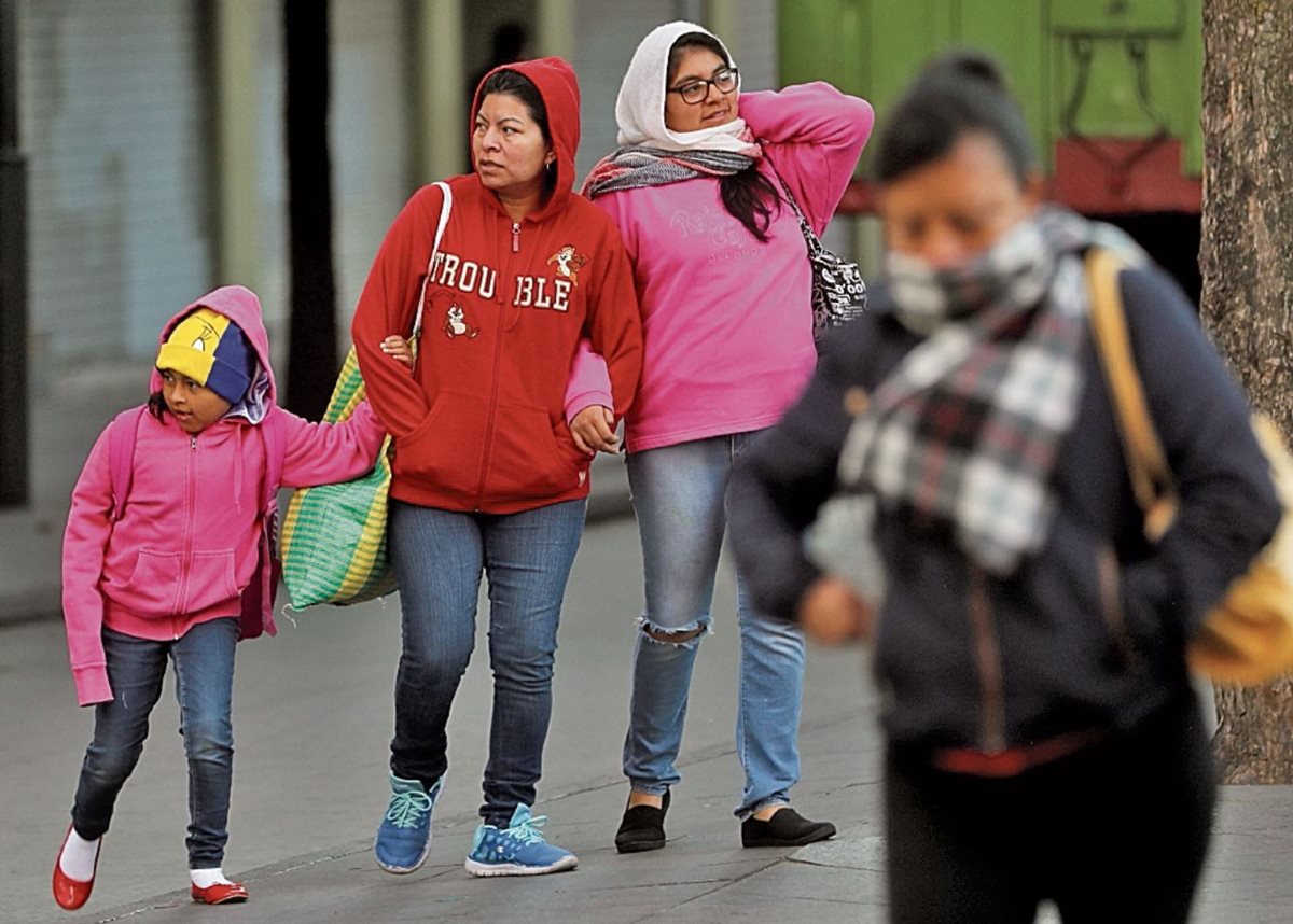 Ante la época de frío Conred recomienda abrigarse bien, sobre todo a los niños y personas mayores. (Foto Prensa Libre: Hemeroteca PL)