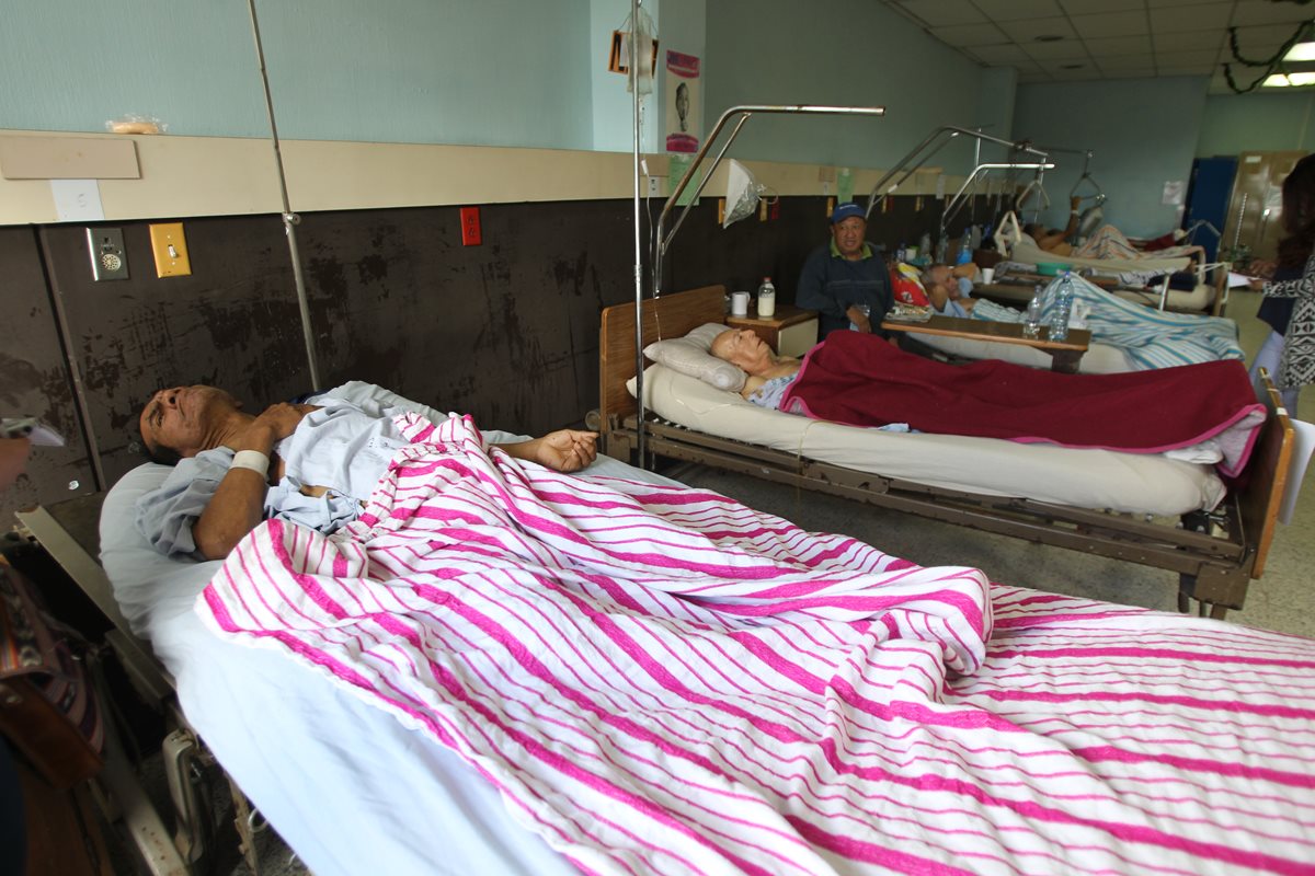 Ancianos esperan que algún día un familiar llegue a visitarlos y los ayude. (Foto Prensa Libre: Érick Ávila)