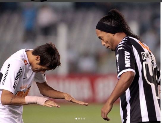 Neymar compartió muchas vivencias con Ronaldinho y con un mensaje en sus redes sociales agradeció por su magia. (Foto Prensa Libre: Instragram Neymar)