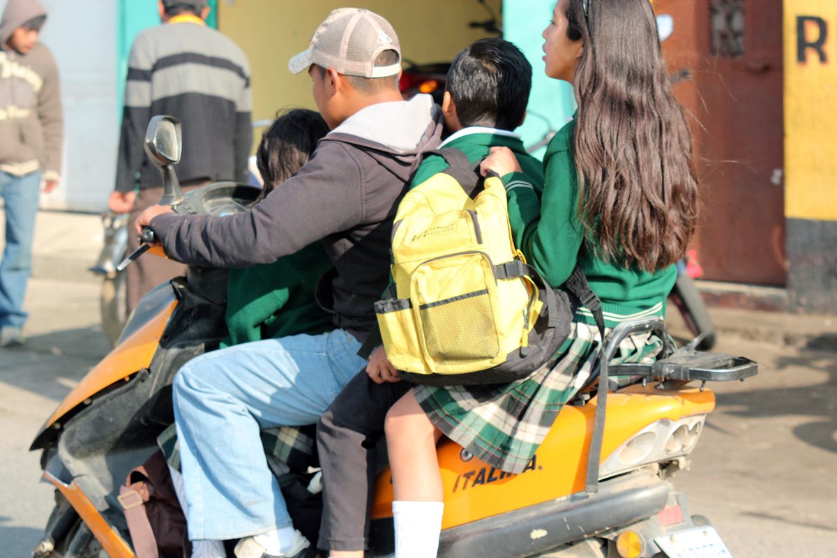 Pilotos de motocicletas no respetan la cantidad de pasajeros, ni el uso de casco y limite de velocidad en Xea. (Foto Prensa Libre: Carlos Ventura)