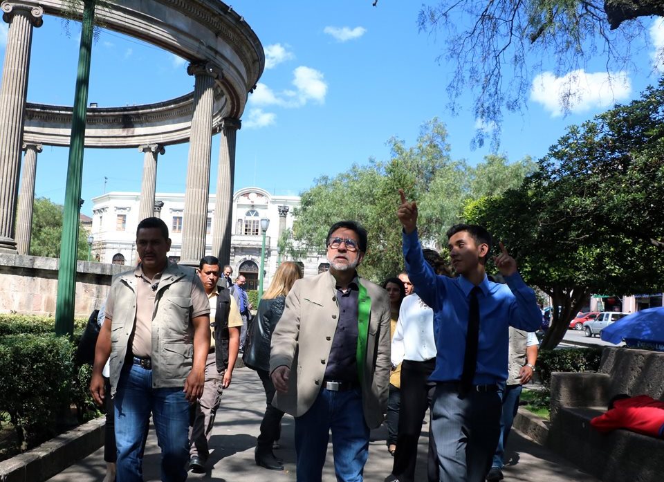 El embajador de EE.UU. en Guatemala recorre el Parque Central de Xela. (Foto Prensa Libre: Carlos Ventura)