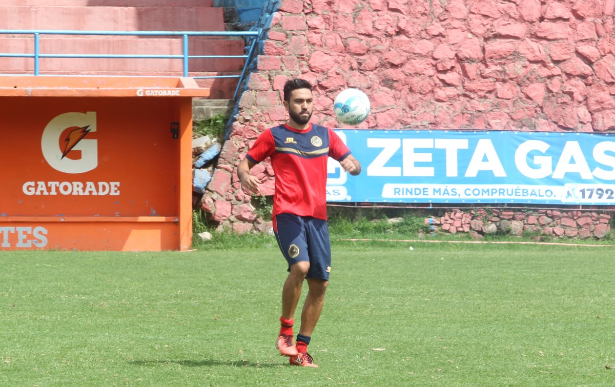 El delantero de Municipal Carlos Kamiani Félix asegura que cada día se siente mejor y espera regresar con goles en la fase por el título. (Foto Prensa Libre: Jorge Ovalle).