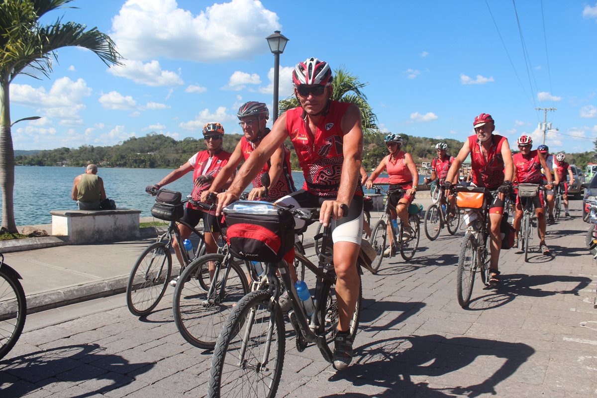 Los ciclistas franceses recorren varios sectores de Ciudad Flores, Petén. (Foto Prensa Libre: Rigoberto Escobar)