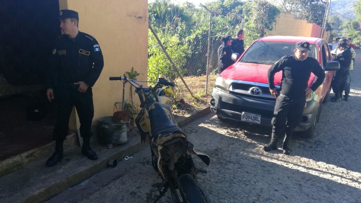 Una de las viviendas allanadas por las autoridades durante operativos en Barberena y Santa Cruz Naranjo, Santa Rosa. (Foto Prensa Libre: Oswaldo Cardona)