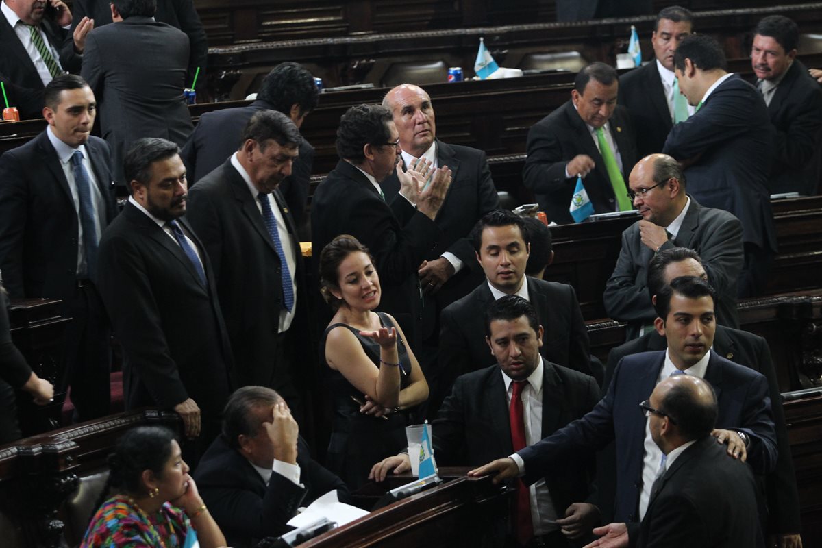 Diputados de varias bancadas se reúnen para buscar acuerdos por reformas al Código Penal permiten evadir la prisión con delitos menores de 10 años de cárcel. (Foto Prensa Libre: Érick Ávila)