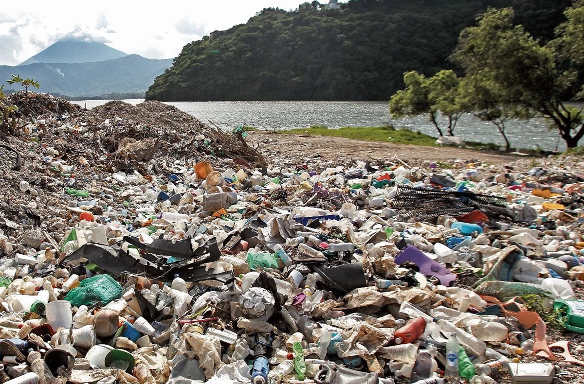 Autoridades de San Miguel Petapa prohibieron el uso de bolsas plásticas, duroport, pajillas y derivados. (Foto Hemeroteca PL)