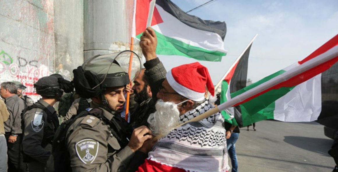 En estas fechas, Belén, situada en Cisjordania, suele estar llena de turistas, pero hasta ahora la localidad parece vacía debido a los temores de que haya enfrentamientos entre manifestantes palestinos y el ejército israelí. (Foto Prensa Libre: AFP)