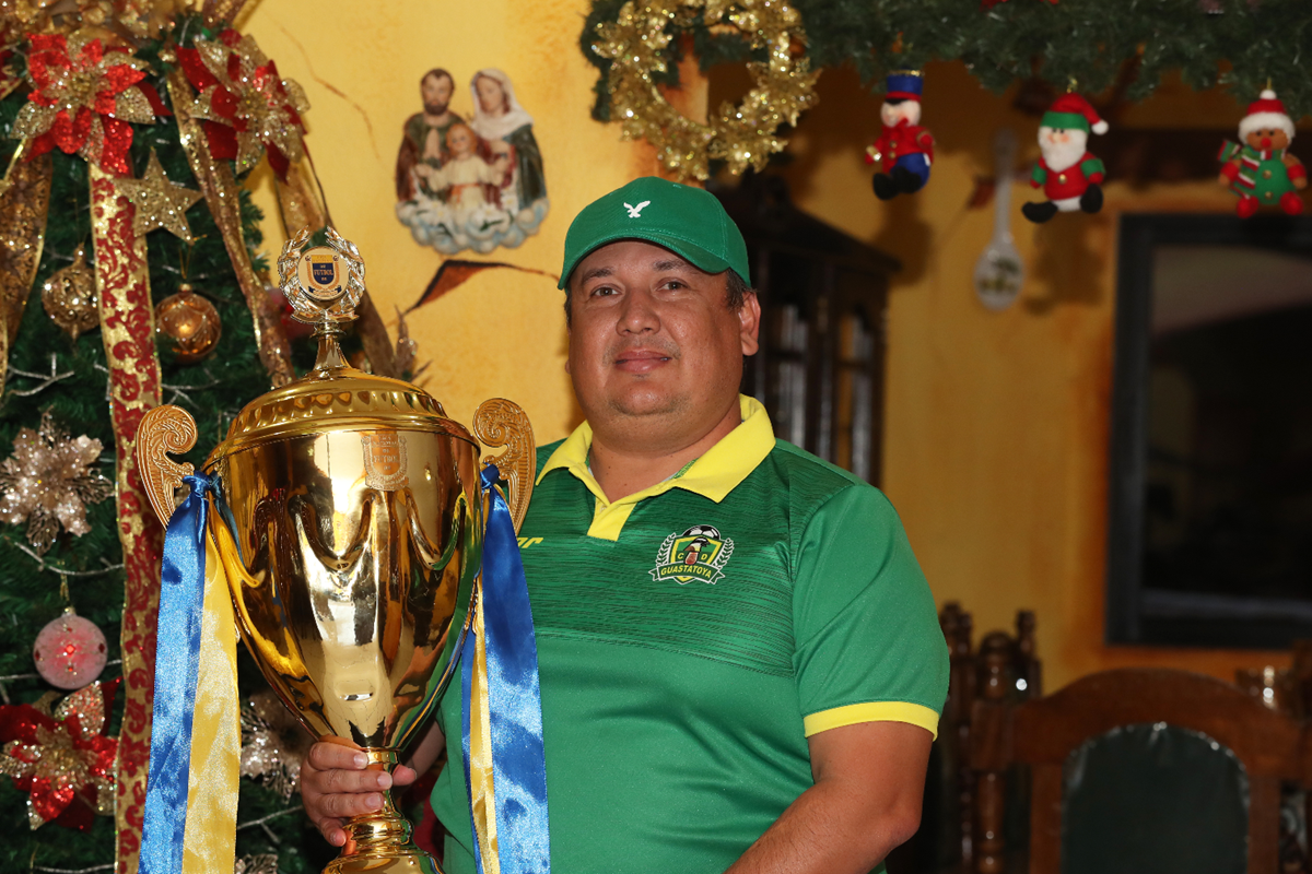 El presidente de Guastatoya, Léster Rodríguez, dice que todo el esfuerzo ha valido la pena para lograr el bicampeonato. (Foto Prensa Libre: Francisco Sánchez)