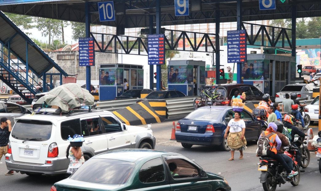 Al menos 22 mil vehículos pasan a diario por la Autopista Palín-Escuintla. (Foto Prensa Libre: Hemeroteca PL).