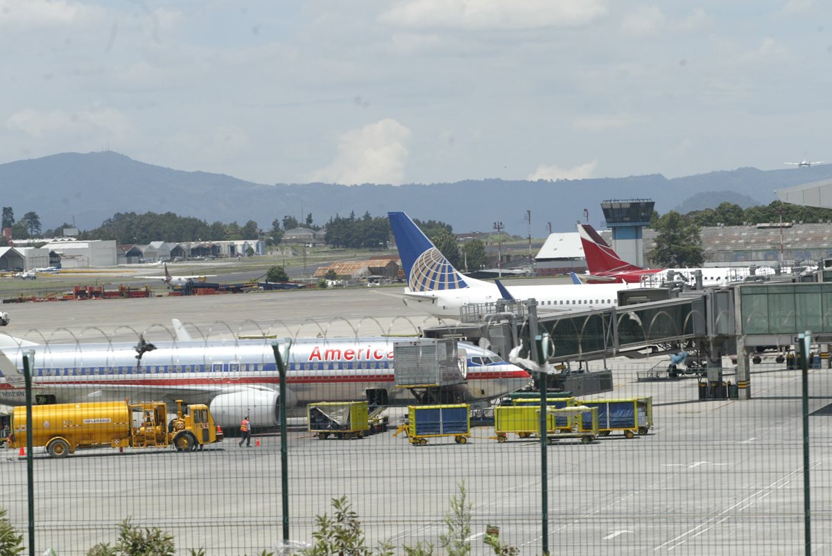 En el aeropuerto internacional La Aurora fueron capturados dos cubanos con pasaportes falsos. (Foto Prensa Libre: Hemeroteca PL)