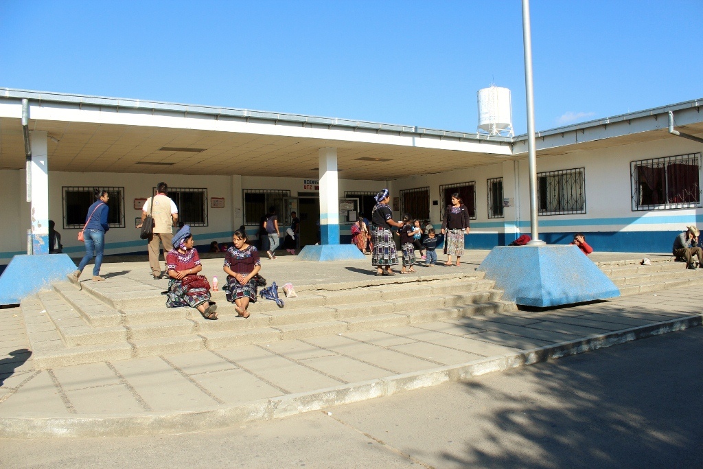 Pobladores acuden al Hospital Distrital de Joyabaj, Quiché, por incremento de casos de dengue. Entre los afectados se incluyen tres médicos cubanos. (Foto Prensa Libre: Óscar Figueroa).