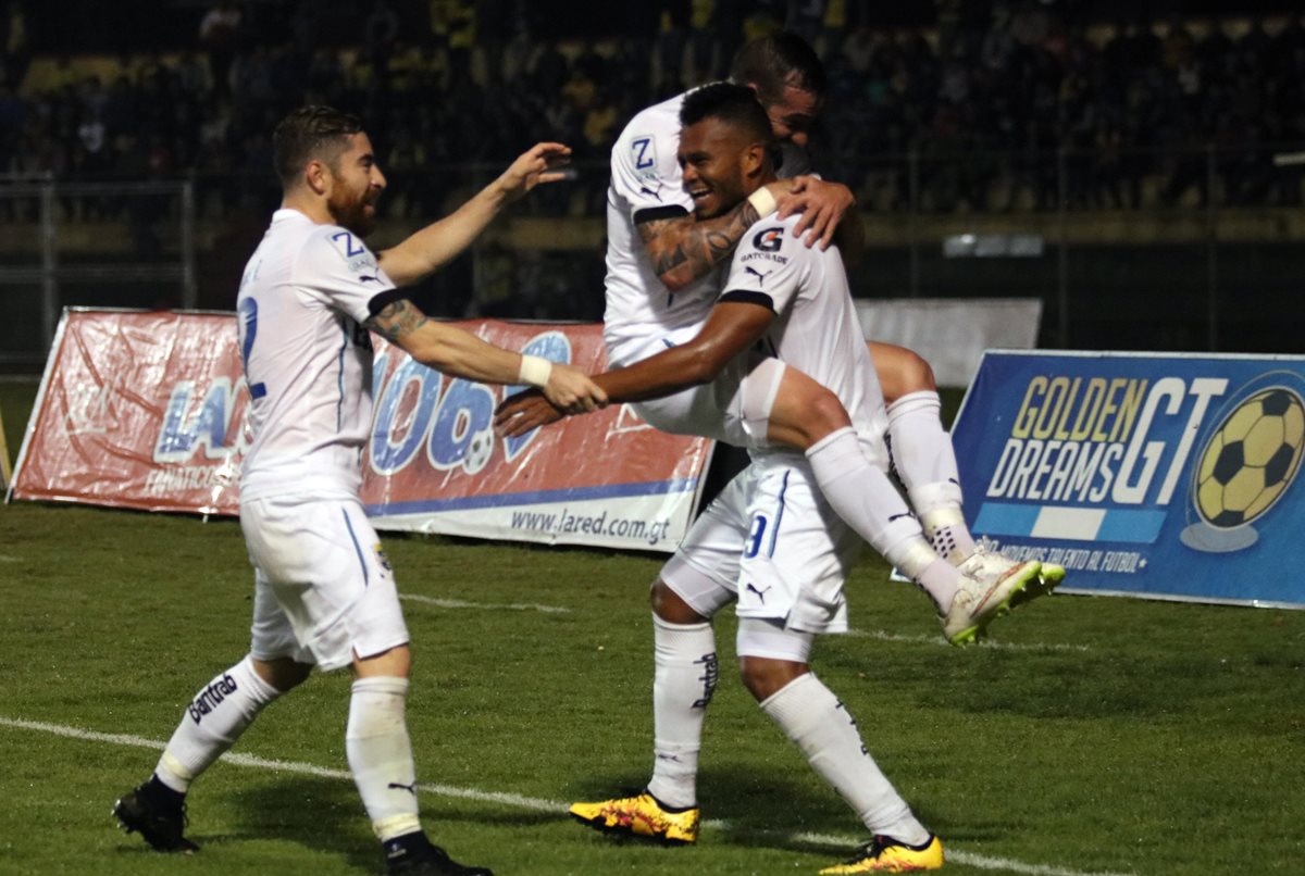 Jean Márquez y José Manuel Contreras festejan a Rolando Blackburn por el primer gol de los albos. (Foto Prensa Libre: Carlos Ventura)