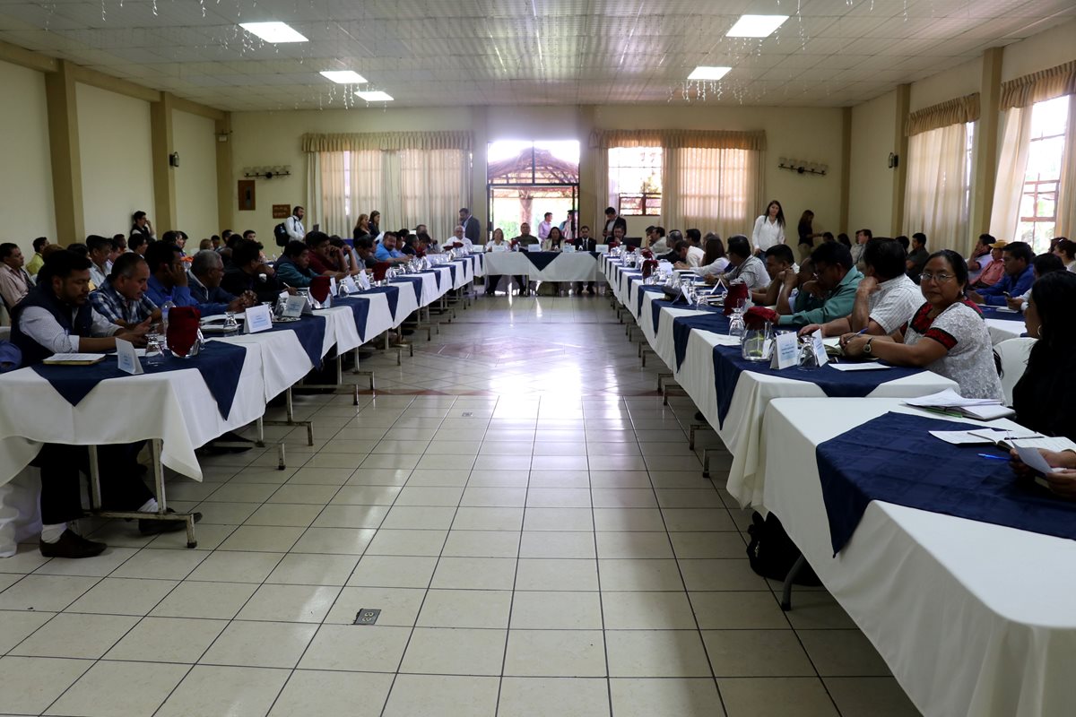 Autoridades locales y sociedad civil exigen reparación de rutas. (Foto Prensa Libre: Mike Castillo)