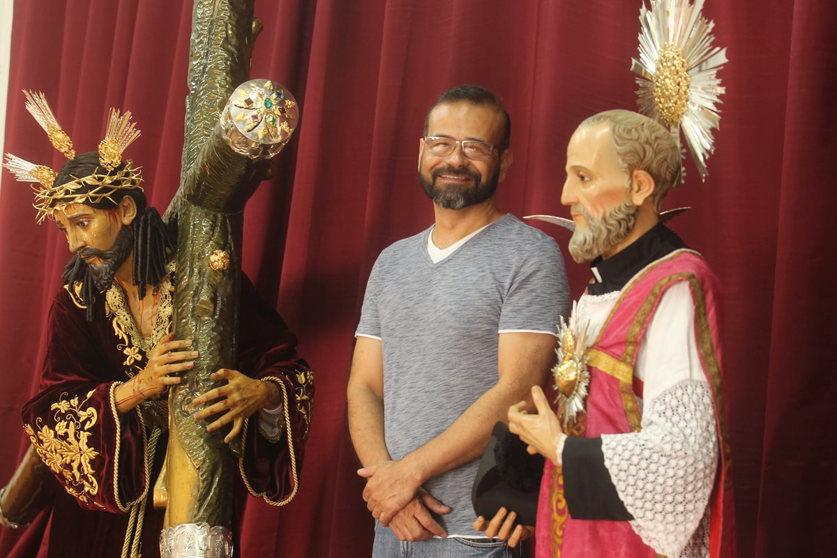 Luis Manuel Muñoz Lemus, coordinador de proyectos del Departamento de Conservación y Bienes Culturales y Muebles, junto a las dos imágenes restauradas. (Foto Prensa Librea: Óscar Rivas).