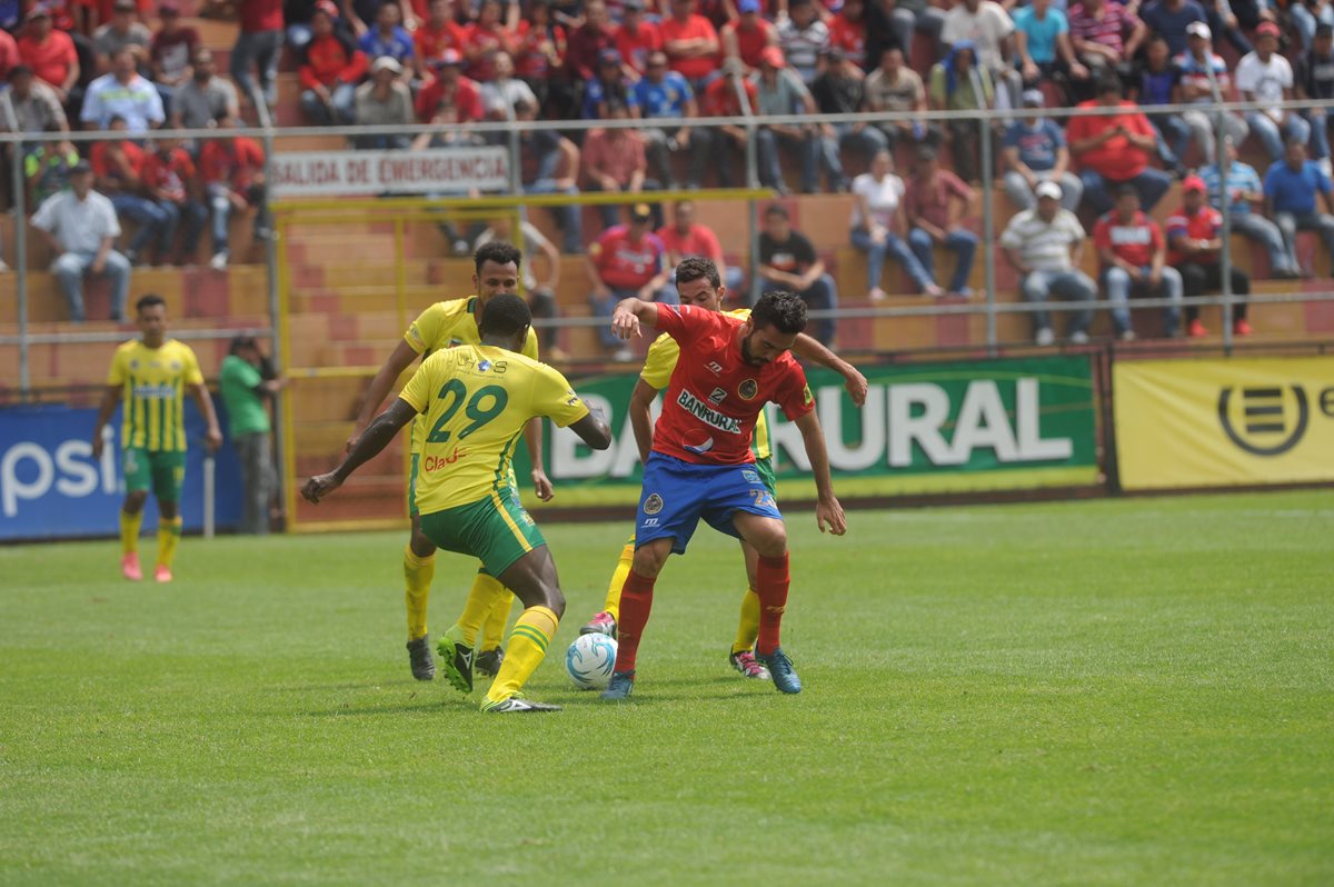 Acción durante el partido entre rojos y los pecho amarillo. (Foto Prensa Libre: Edwin Fajardo)