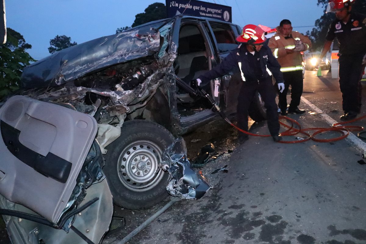 Socorristas trabajan con equipo hidráulico para rescatar a Víctor Parada Meléndrez, en Sumpango, Sacatepéquez. (Foto Prensa Libre: Víctor Chamalé)