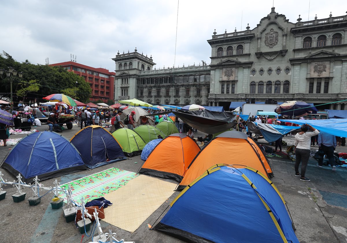 Los maestros hicieron un plantón en la Plaza de la Constitución por cuatro días, así como un paro de labores de 20 días consecutivos, para exigir; cobre vigencia el pacto colectivo. (Foto Prensa Libre: Hemeroteca PL)