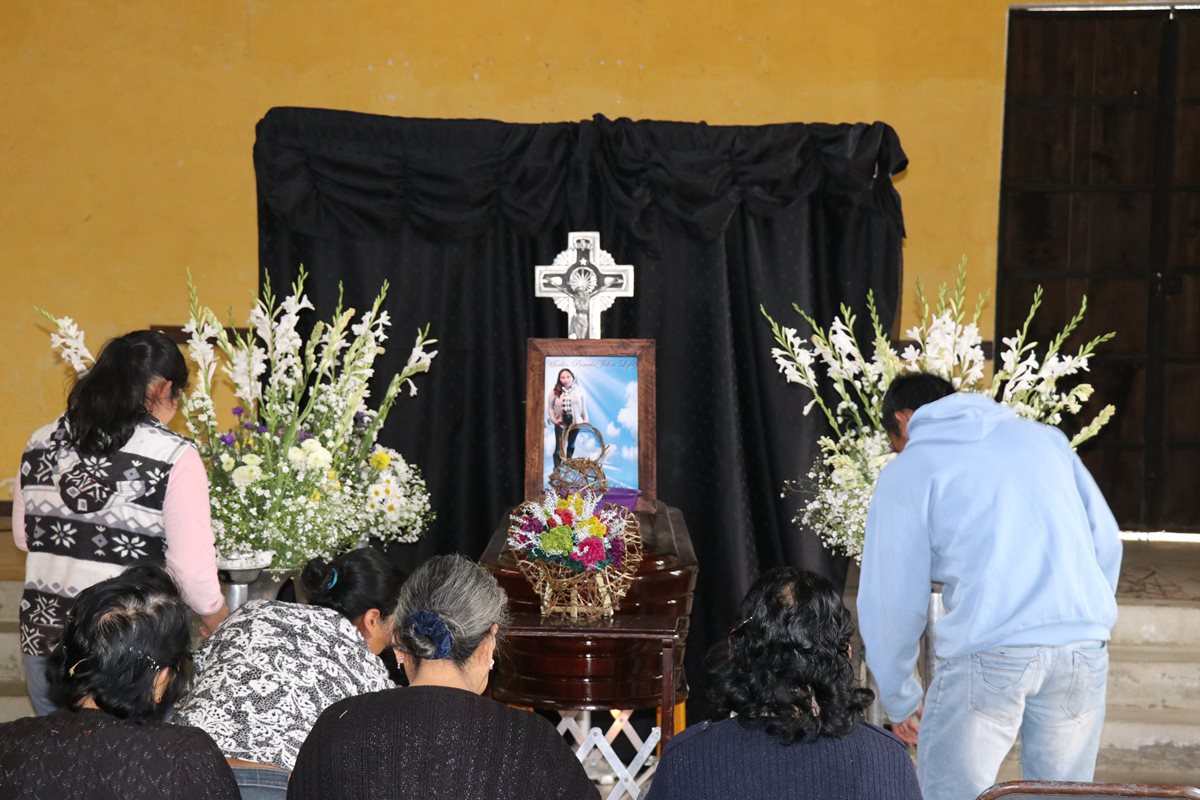 Familiares de Marlin Pamela Jolón López, durante el velorio, en enero del 2018. (Foto Prensa Libre: Hemeroteca)