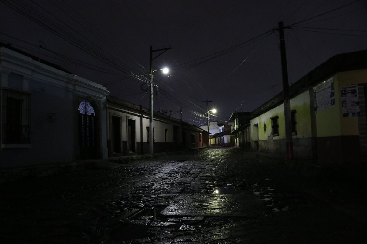 La tarifa por alumbrado público en Quetzaltenango es menor a Q1, lo que según la CNEE no se adapta a las tarifas estipuladas. (Foto Prensa Libre: María José Longo)