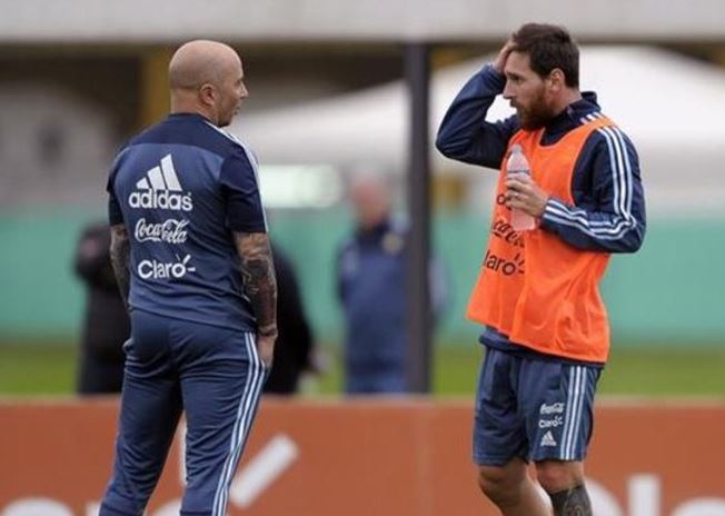 Lionel Messi es el llamado a demostrar su liderazgo en la selección de Argentina para vencer a Uruguay. Un partido de alta tensión en la búsqueda de la clasificación a Rusia 2018. (Foto Prensa Libre: AFP)