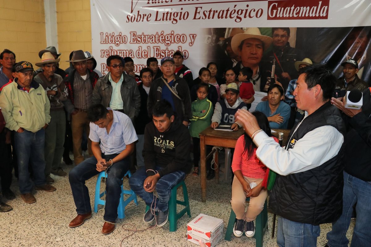 La niña de 13 años junto con los otros dos acusados de coordinar un robo en una ferretería.(Foto Prensa Libre: Héctor Cordero.