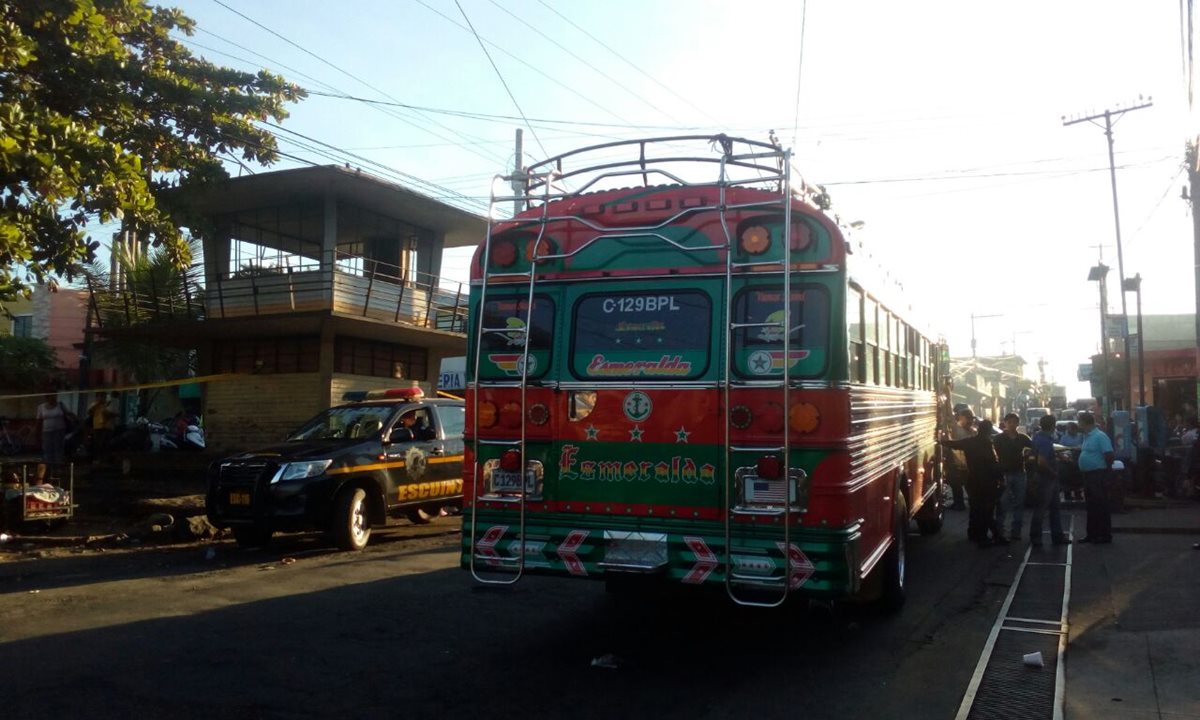 Autobús de los transportes Esmeralda en el cual ocurrió un ataque armado, en la cabecera de Escuintla. (Foto Prensa Libre: Carlos E. Paredes)