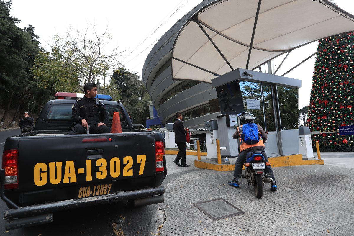 MP y Cicig en conjunto con la PNC efectuaron varios allanamientos en varias oficinas relacionadas a Tigo y continuarán recolectando evidencias. (Foto Prensa Libre: Estuardo Paredes)