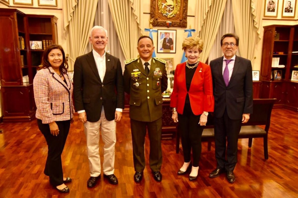 Los congresistas Norma Torres (izquerda), Bradley Byrne (segundo a la izquierda) y Madeleine Bordallo (segunda a la derecha), junto al ministro de la Defensa, Luis Miguel Ralda (Centro) y el embajador Luis Arreaga. (Foto Prensa Libre: Embajada de EE. UU.)