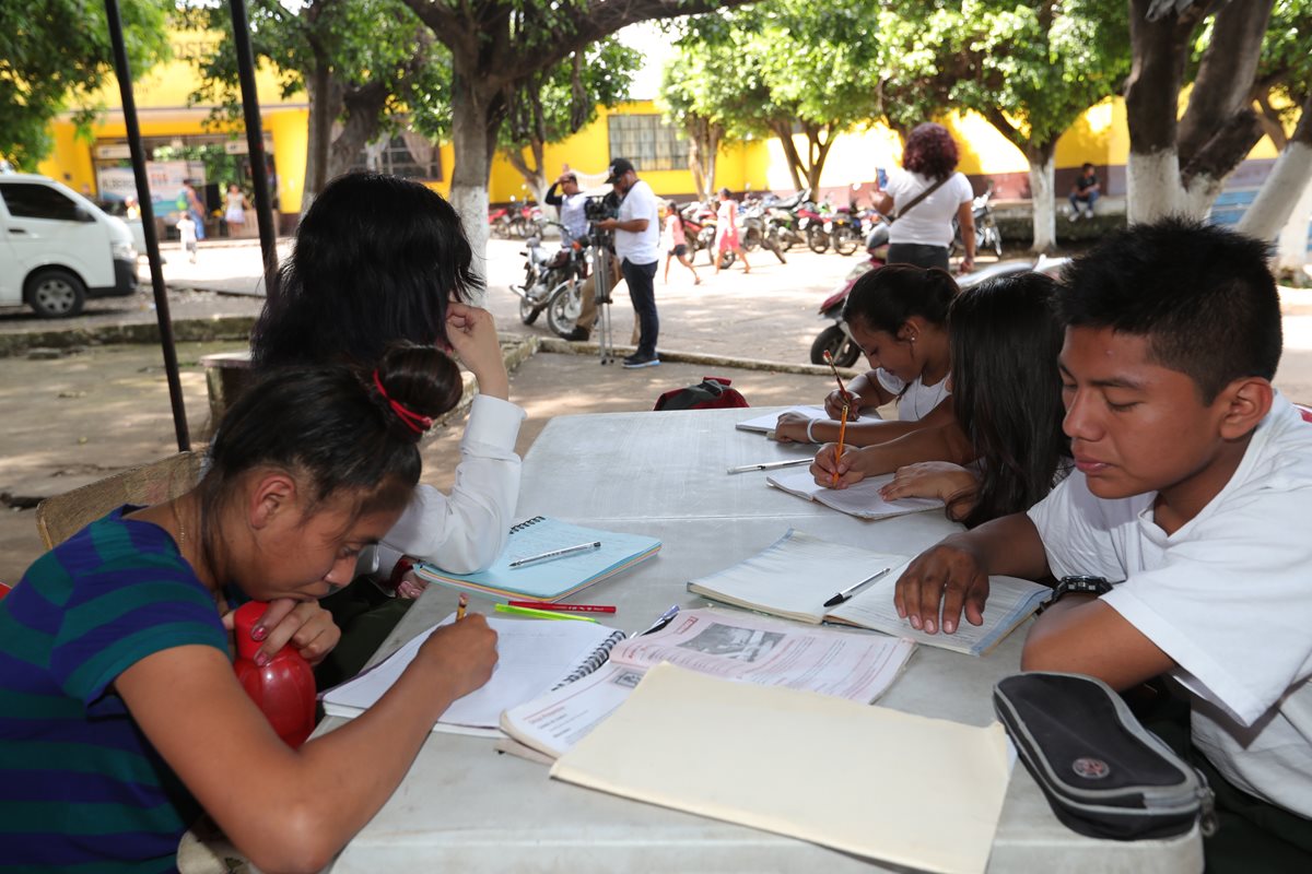 Unos 11 mil niños que vieron interrumpidas las clases en sus escuelas por la erupción del Volcán de Fuego, regresarán el 9 de julio a las aulas. (Foto Prensa Libre: Estuardo Paredes)