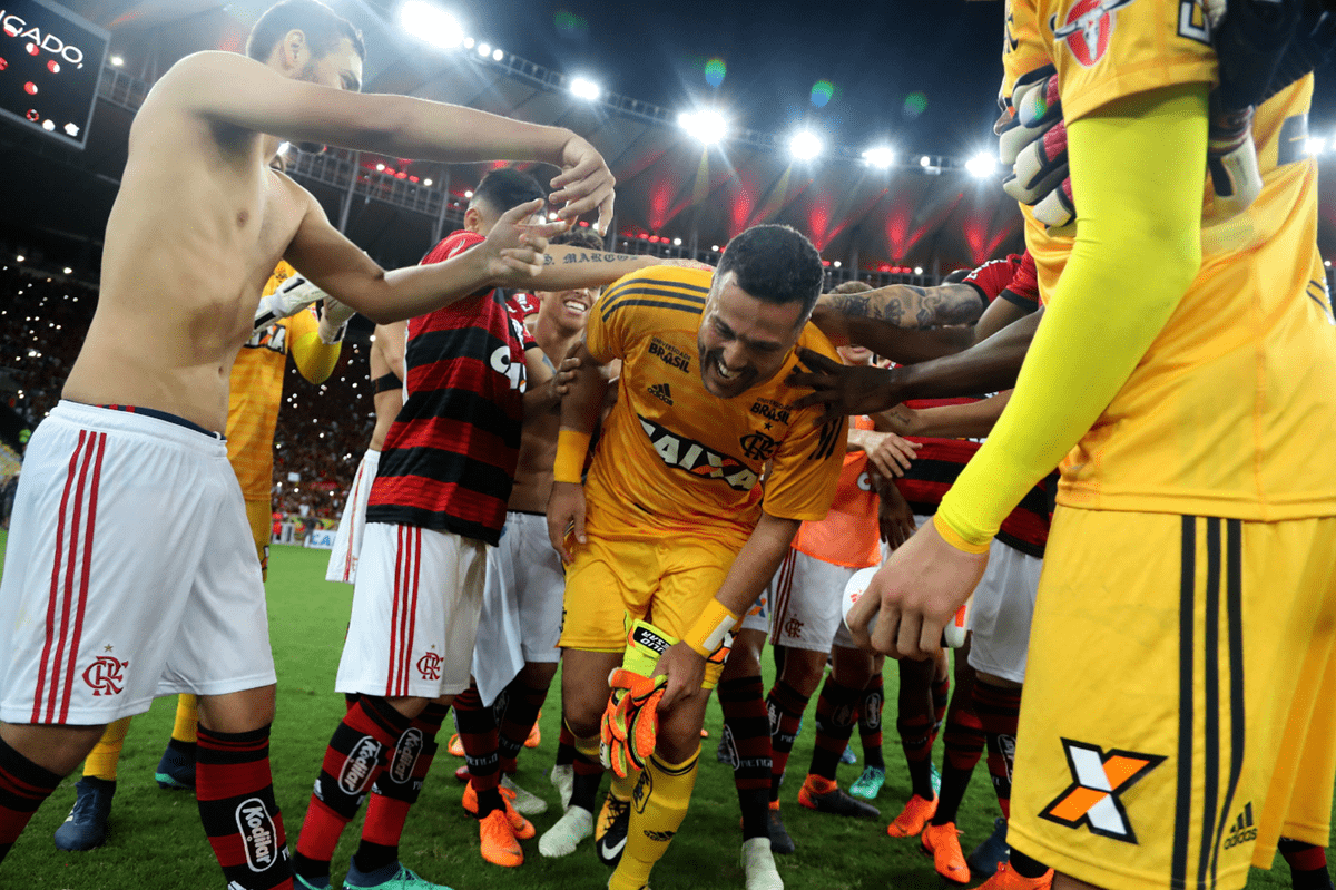 El portero brasileño Julio César fue despedido por sus compañeros del Flamengo. (Foto Prensa Libre: EFE)