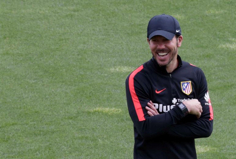 El técnico argentino Diego Pablo Simeone durante el entrenamiento del Atlético de Madrid. (Foto Prensa Libre: EFE)