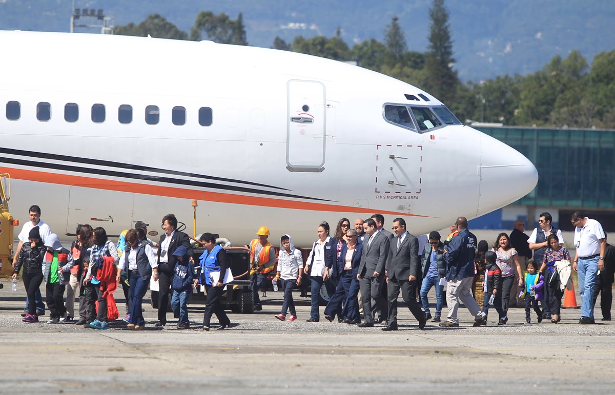 <p>	Un total de 14  adultos y 10 menores fueron deportados de EE.UU.,  otros 12 capturados están pendientes de ser enviados al país. (Foto Prensa Libre: Hemeroteca PL)</p>