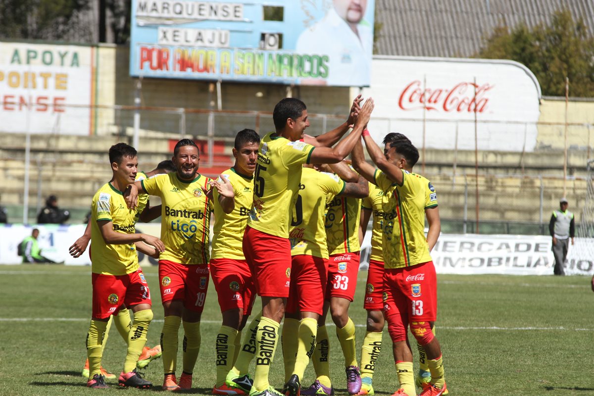 Joaquín Álvarez festeja con sus compañeros, después de anotar. (Foto Prensa Libre: Aroldo Marroquín)