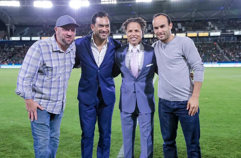 Carlos Ruiz sonríe junto a Clint Mathis (izquierda), Cobi Jones (derecha) y Landon Donovan. (Foto Prensa Libre: Twitter Carlos Ruiz)