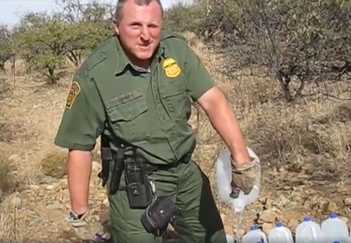 Uno de los agentes que destruyen provisiones y tiran el agua puesta para salvar a los inmigrantes de la muerte por sed. (Foto: Facebook/No Más Muertes)