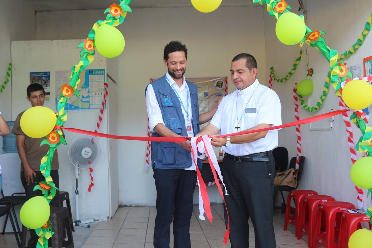 Monseñor Domingo Buezo y James Young inauguran oficina de apoyo a migrantes. (Foto Prensa Libre: Dony Stewart)