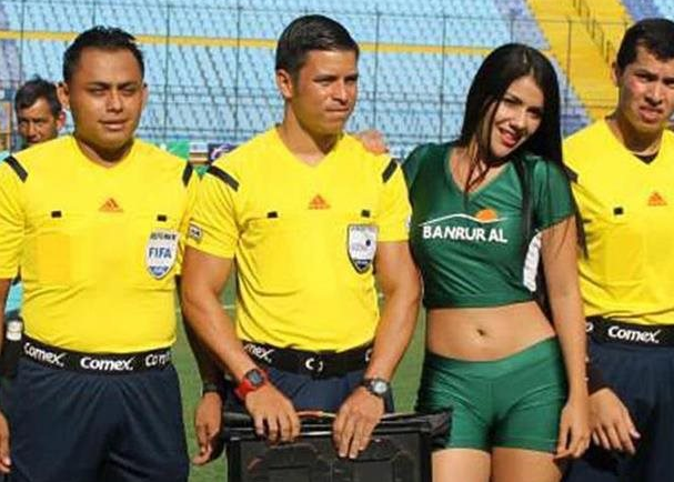 El árbitro Armando Reyna, centro, será determinante en el desarrollo del partido en Malacatán. (Foto Prensa Libre: Hemeroteca)