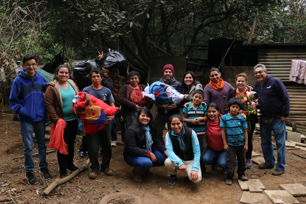 Varios amigos decidieron que después del convivio irían a buscar a las familias necesitadas. (Foto Prensa Libre: Víctor Chamalé)