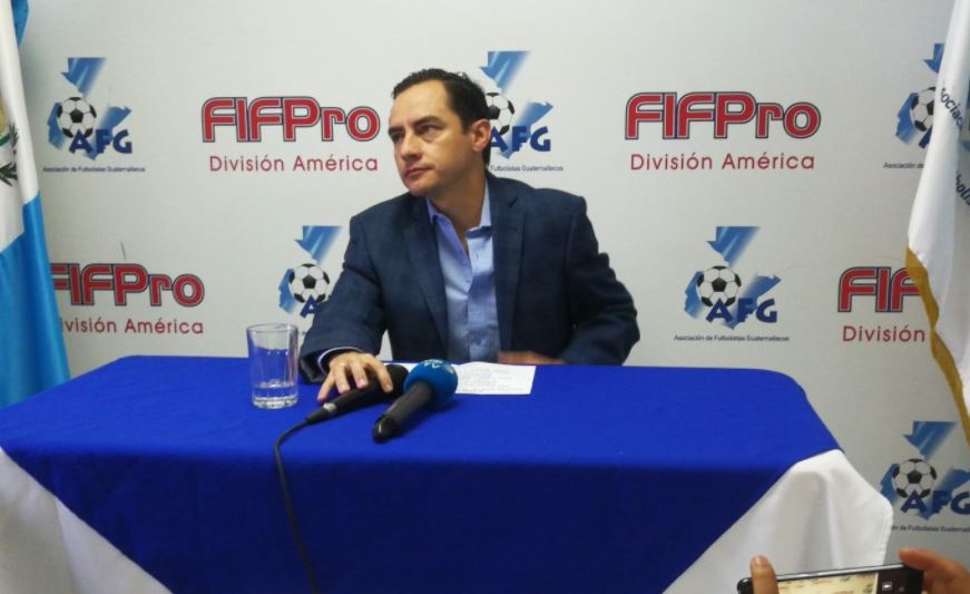 Carlos Figueroa, presidente de la AFG, durante la conferencia a la prensa donde hizo el llamado a manifestar. (Foto Prensa Libre: Edwin Fajardo).